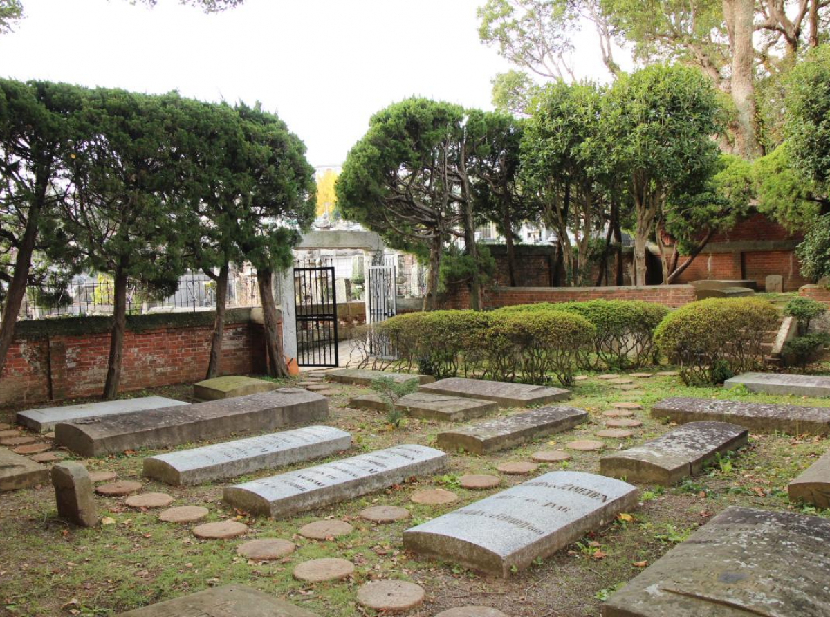 Dutch Cemetery, Nagasaki (Photo, Leon Bok)