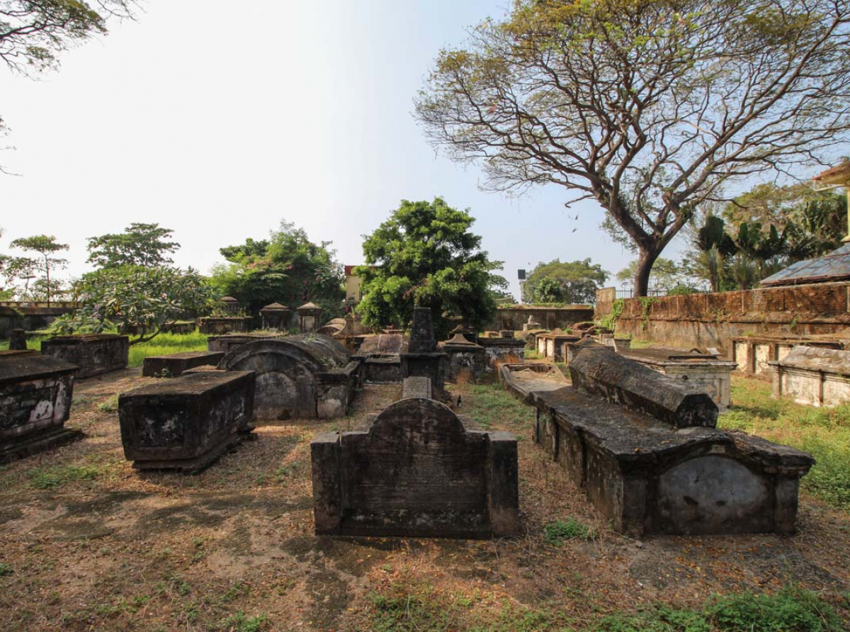 Fort Kochi - Overzicht van VOC-gerelateerde grafmonumenten op de Dutch Cemetery