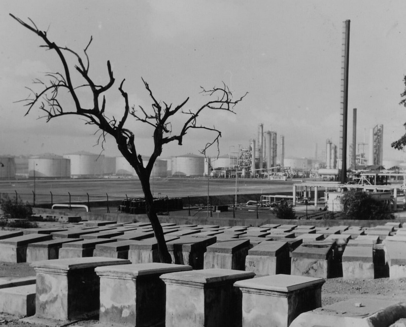 Een sterk tot de verbeelding sprekende foto uit 1964 met op de achtergrond de raffinaderij (Collectie Wereldmuseum, TM-20003995).
