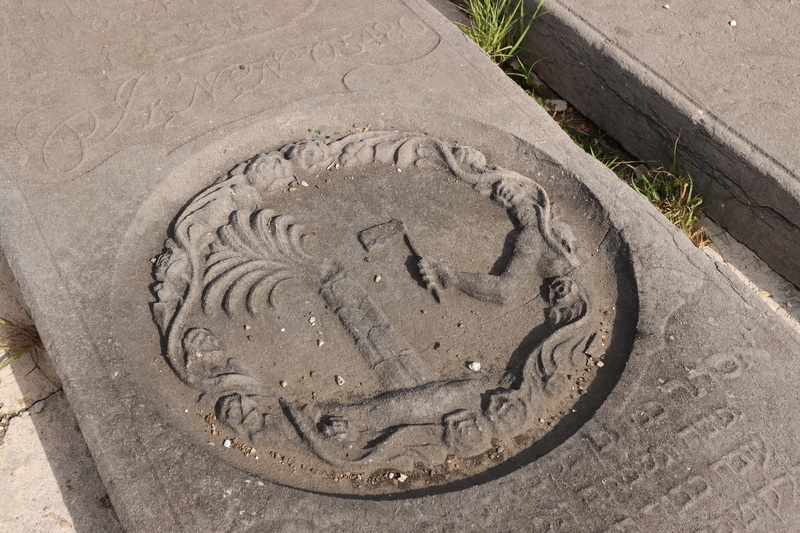 Een van de grafmonumenten die door Immanuel in kaart werd gebracht, een hardstenen zerk.