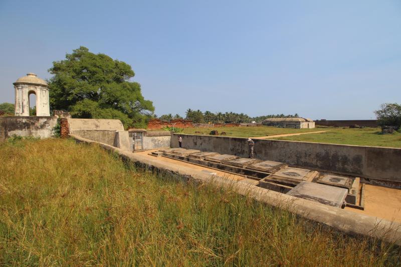 Fort Sadras. Op de voorgrond de begraafplaats. Foto René ten Dam, januari 2020.