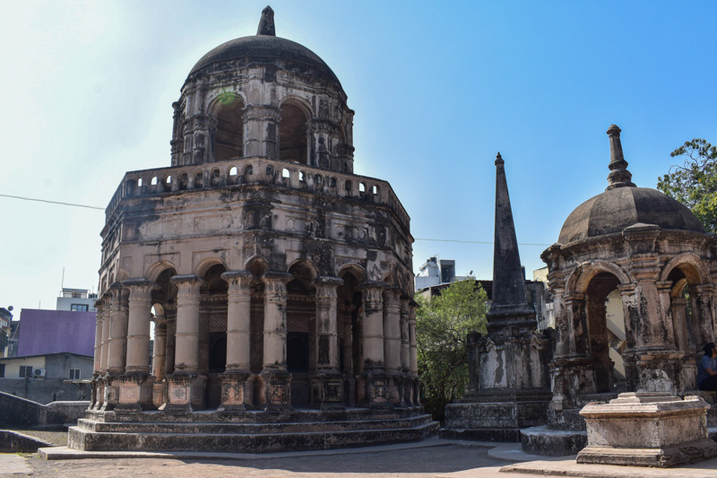 Grafmonument in Surat voor Van Reede