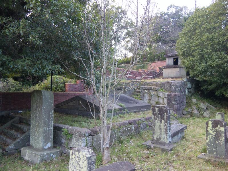 Ossuary group inside the Chinese Cemetery at Goshinji.