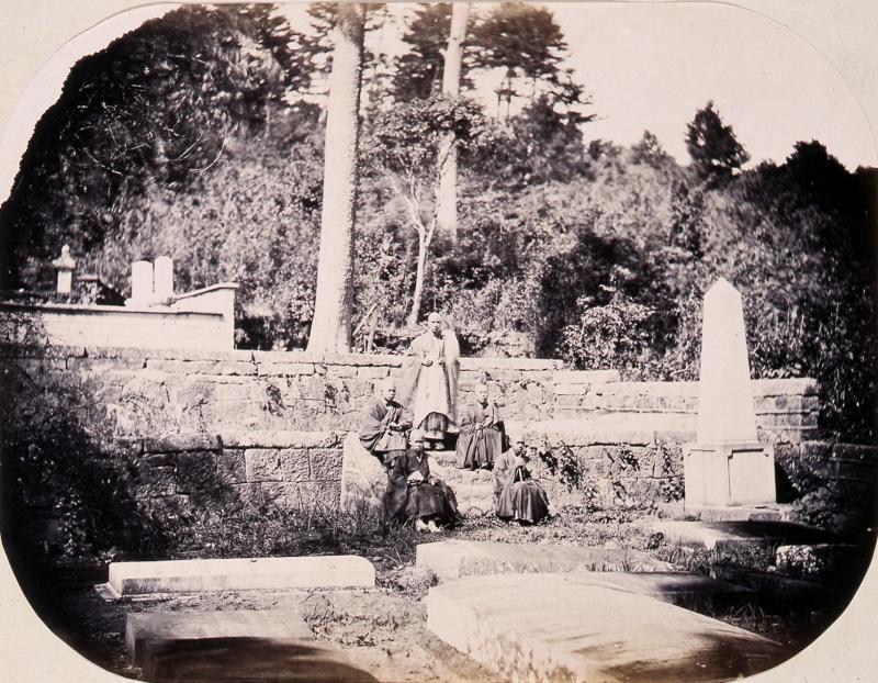 Cemetery and priests at Goshinji.