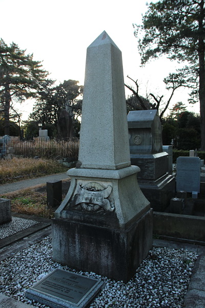 Grave of Verbeek at the Aoyama cemetery (photo Leon Bok)