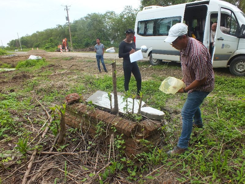 Het survey-team van Stichting Gebouwd Erfgoed Suriname (SGES) bezig met documenteren, coll. SGES 19 mei 2022