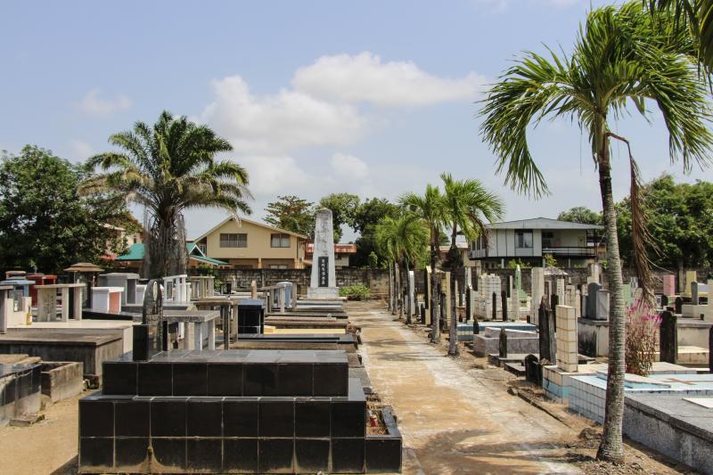 Overview with monument on the collective grave (Photo René ten Dam, 2017)