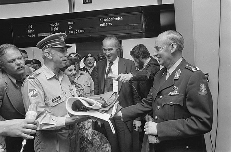 Laatste Nederlandse militairen uit Suriname terug op Schiphol, hier met de TRIS-commandant (foto Nationaal Archief).