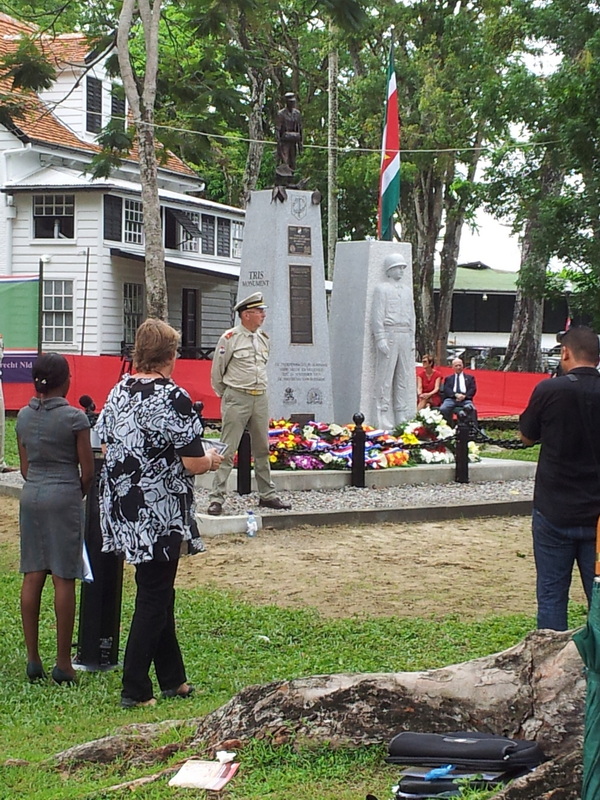 Onthulling van het monument voor de TRIS (foto Ronald Huizer).