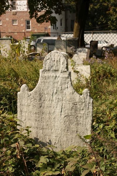 USA-007. Marmeren stèle uit de negentiende eeuw op het kerkhof van New Utrecht, Brooklyn. Tekst en afbeelding zijn nagenoeg verdwenen. (foto Leon Bok, 2009) 