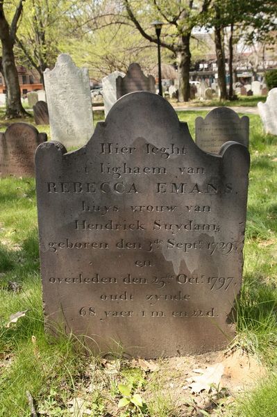USA-017. Stèle voor Rebecca Emans, overleden in 1797, op het kerkhof van Flatbush. De tekst is nog geheel in het Nederlands gesteld, maar het woord ‘leght’  bovenin wijkt wel af van het veel voorkomende ‘leyt’. (foto Leon Bok, 2009)