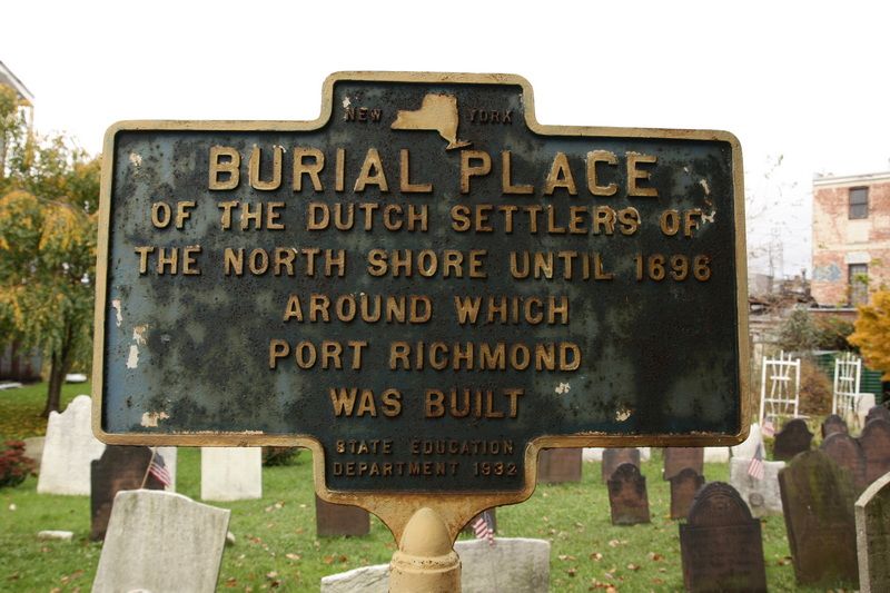 USA-021. Information sign in the Port Richmond Cemetery. (Photo Leon Bok, 2009)