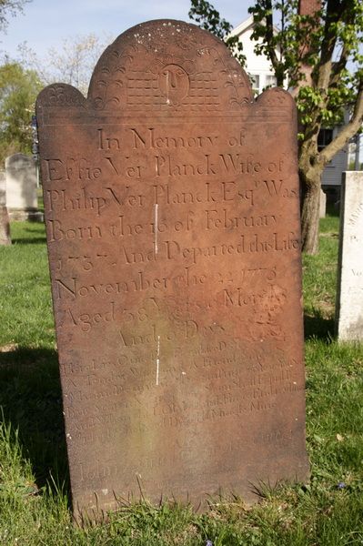 USA-027. Werk van John Zuricher op het kerkhof van Fishkill, in dit geval met een Engelse tekst. Onderaan de stèle staat de naam van Zuricher. (foto Leon Bok, 2009)