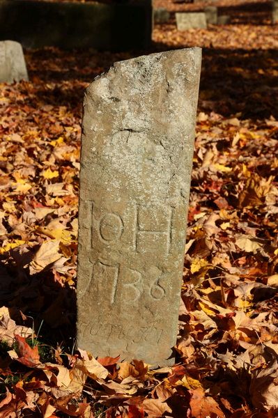 USA-030. Eenvoudige stèle van lokale veldsteen op het kerkhof van Rhinebeck. (foto Leon Bok, 2009)