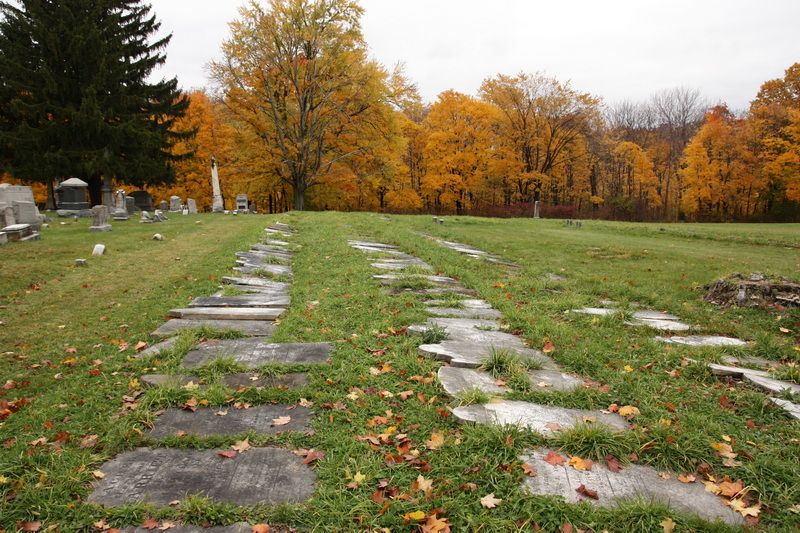 USA-042. Oude grafmonumenten op de Church Ground op Albany Rural Cemetery. De stèles zijn vlak gelegd wat leesbaarheid en behoud niet goede komt. (fhoto Leon Bok, 2009)