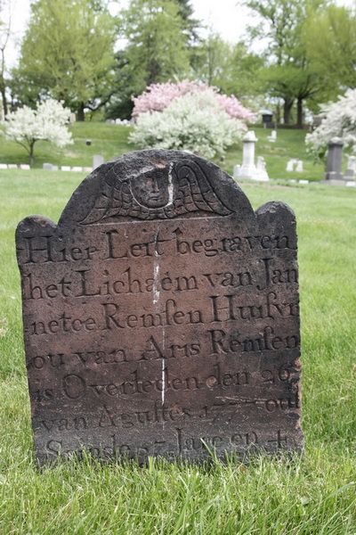 Een van de grafstenen afkomstig van het oude kerkhof van Brooklyn die in een cirkel geplaatst zijn op Green-Wood Cemetery. (foto Leon Bok, 2009)