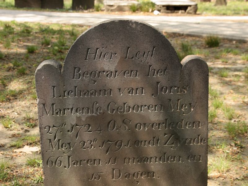 Op het kerkhof van Flatbush, vroeger Midwout of Vlackebos genaamd, staan veel stèles met Nederlandse tekstvariaties van ‘Hier ligt’.