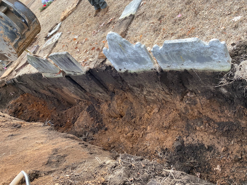5.	Voor aanvang van de renovatie van Cedar Dell werden alle grafstenen uit de grond gehaald. Sommige zaten zo diep dat ze alleen met groot materieel verwijderd konden worden (foto Neela K. Wickremesinghe).