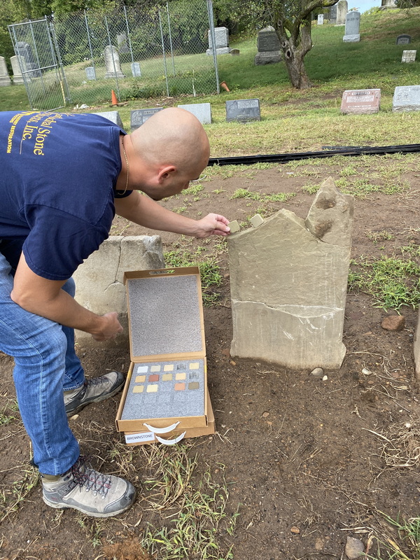 8.	Voor het herstel van sommige grafmonumenten werden bijpassende mortels gebruikt. Hier worden kleurstalen vergeleken (foto Neela K. Wickremesinghe).