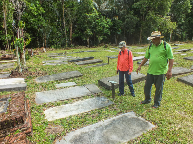Harold Sijbling van de stichting Jodensavanne geeft uitleg bij een grafmonument aan ICOMOS expert Maria Eugenia Bacci op de Joodse begraafplaats van de Jodensavanne (foto Stephen Fokké)